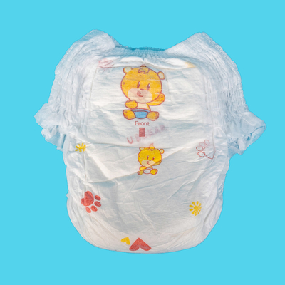 Il bambino veloce di assorbimento tira sui pantaloni