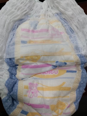 Non il bambino del tessuto tira sul grado eliminabile B del pannolino dei pantaloni