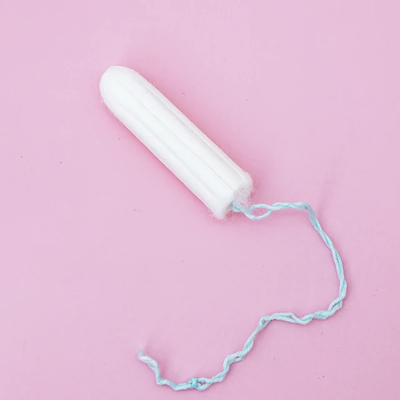 Campione libero della sostanza assorbente dei tamponi eliminabili mestruali igienici femminili all'ingrosso del cotone