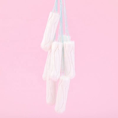 Tamponi organici eliminabili sanitari del cotone dell'etichetta privata per le donne
